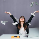 お金を投げる女性